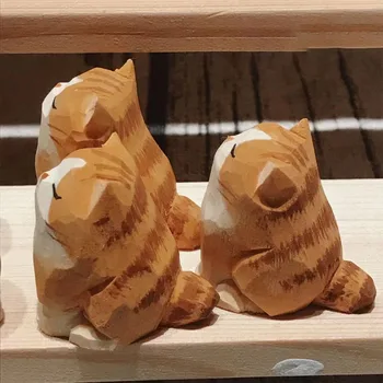 Japonijos bakalėja, mielas oranžinis katinas mediniai ornamentai, medžio drožyba amatų šiuolaikinių namų puošybai kraštovaizdžio kačiukai